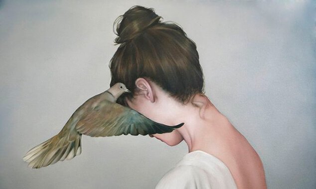 女人及耳邊的木頭鴿子