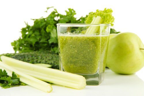 Celery and Green Apple Juice to Detox Your Kidneys