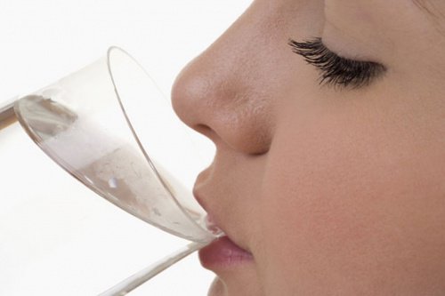 8 Signs You're Not Drinking Enough Water