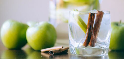सेब और नींबू के साथ दालचीनी-पानी कैसे बनायें