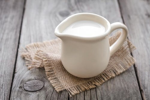 foods-fatigue-headaches-3-milk