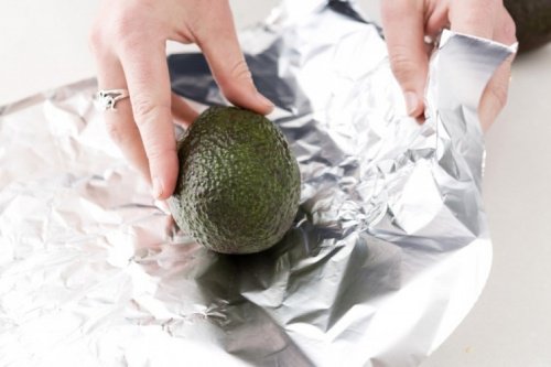 Wrapping avocado in aluminum foil