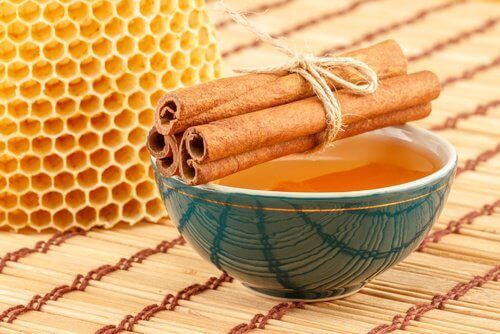 Honeycomb and cinnamon sticks