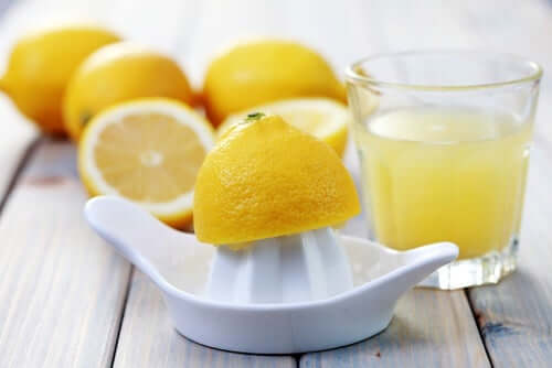 Lemon juice, one of the remedies for removing plaque.
