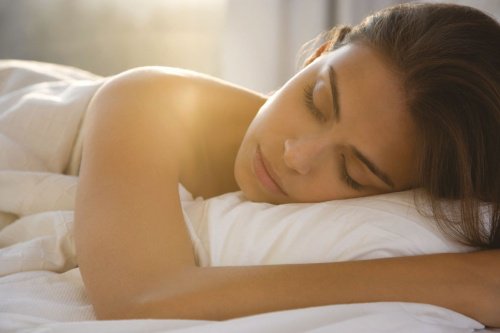 7 Benefits of Sleeping Naked