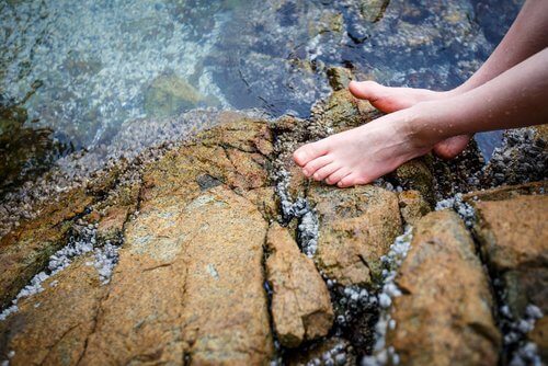 Isvann på føttene kan ha store fordeler på helsen din