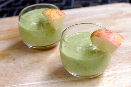 Here are avocado smoothies with apple juice.