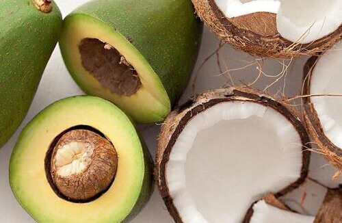 Avocado smoothies with coconut water are delicious.