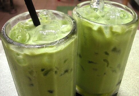 These avocado smoothies contain lime juice.
