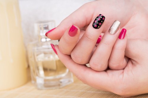 There are some dangers of acrylic nails