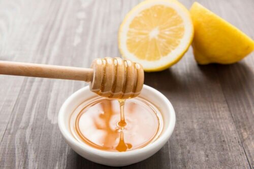 A bowl of honey and lemon.