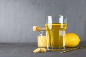 Five Reasons to Drink Warm Water and Honey