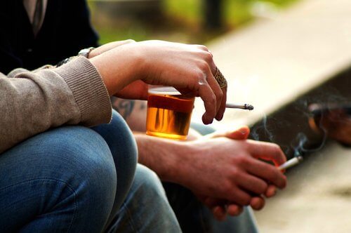 ऊँचे एस्ट्रोजेन लेवल से बचें: शराब और सिगरेट 