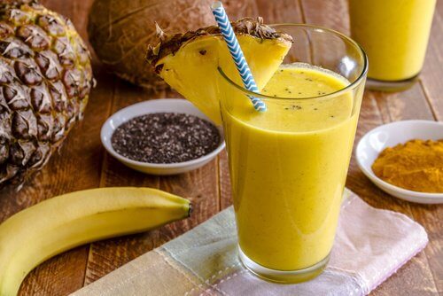 How to Make a Pineapple and Chia Seed Shake to Aid Weight Loss