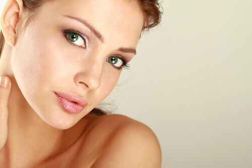 Woman with green eyes and beautiful skin eat more nuts to prevent aging