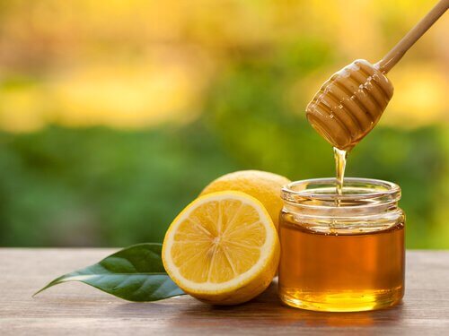 따뜻한 레몬 꿀물은 몸을 해독한다