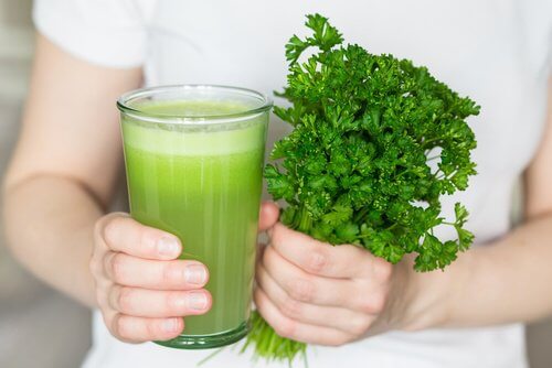 Fight Bad Breath and Body Odor With This Natural Juice