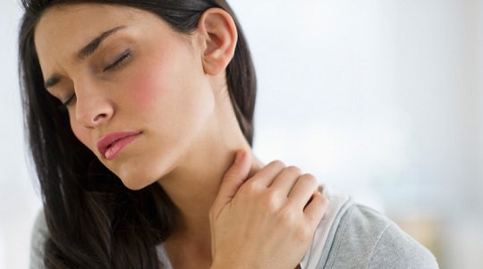 WOMAN WITH NECK PAIN