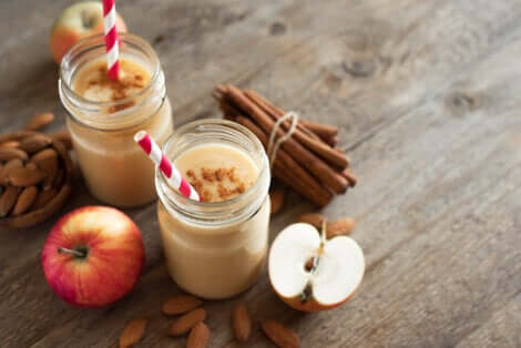 Apple smoothies: apples, cinnamon, oatmilk and almonds.