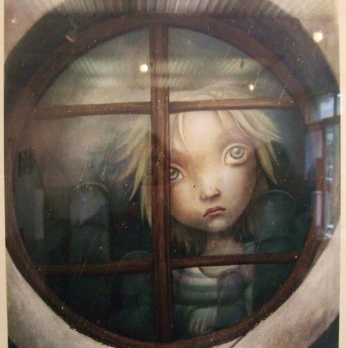 nino-triste-tras-la-ventana-500x504