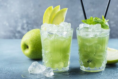 Some fresh apple juice over ice.