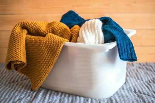 5 κόλπα για να επαναφέρετε τα ρούχα αν μπήκαν στο πλυντήριο