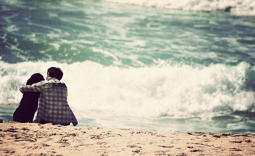 Vergeben und Heilen - zwei Menschen am Strand
