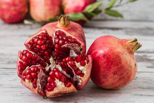 Pomegranate is one of the foods that clean your arteries.