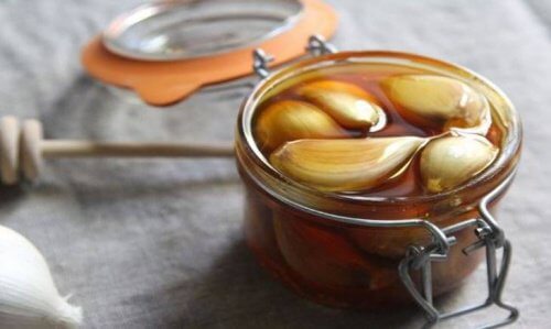 Benefits of Garlic and Honey on an Empty Stomach