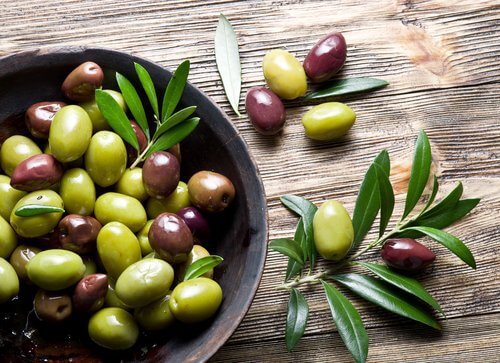 A bowl of olives to replenish collagen