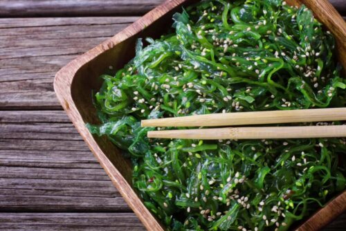 A bowl of seaweed salad which helps with an underactive thyroid.