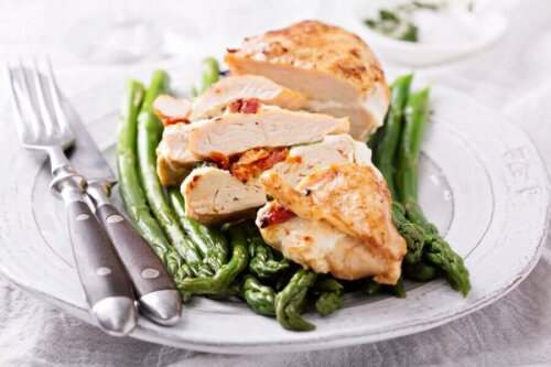 Some chicken ontop of asparragus.