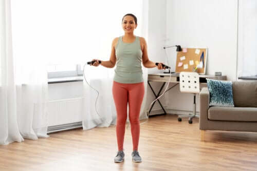 Cardio-Training - Frau beim Seilspringen