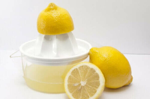 Several lemons and a juicer.