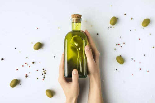 Lemon juice and olive oil can have health benefits.