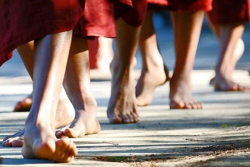 Learn to do Walking Meditation to Relax and Exercise