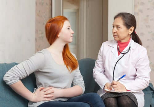 Patient taler med læge om symptomer på blindtarmsbetændelse