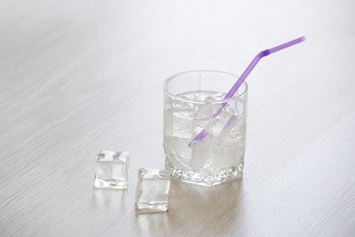 Müdigkeit bekämpfen - Glas Wasser mit Eiswürfeln