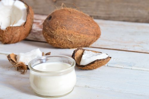 Reduce the risk of grays and hair loss with coconut oil