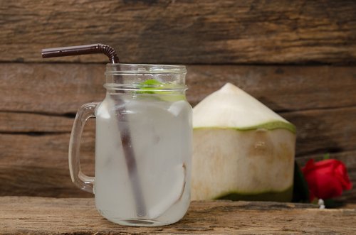 डिटॉक्स वाटर : Coconut lime detox water