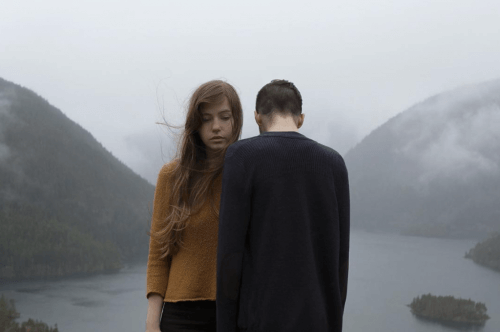 आप उन लोगों को आकर्षित करते हैं जिनमें आपकी झलक हो