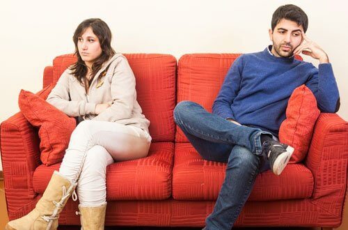Frustreret par i sofa oplever tegn på manglende respekt