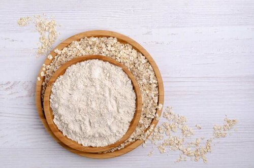 Some oat flour in a bowl which can treat your psoriasis.