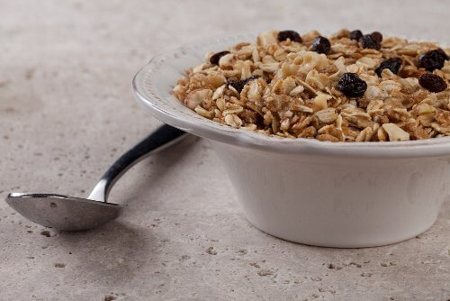 Benefits of eating oats for breakfast cereal raisins milk spoon