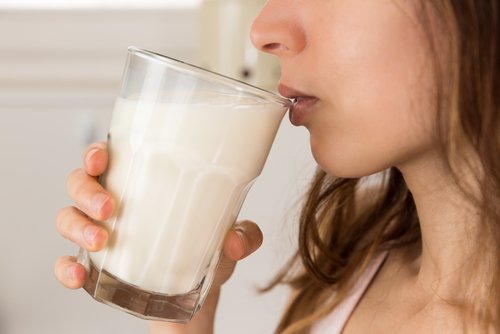 6 Great Reasons to Drink Milk with Honey