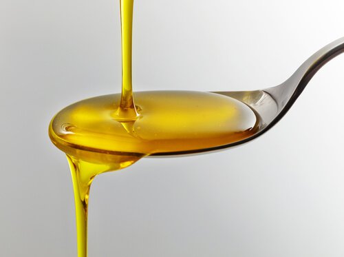 omega 3 fatty acids in spoon