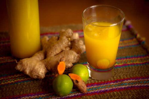 making turmeric juice at home