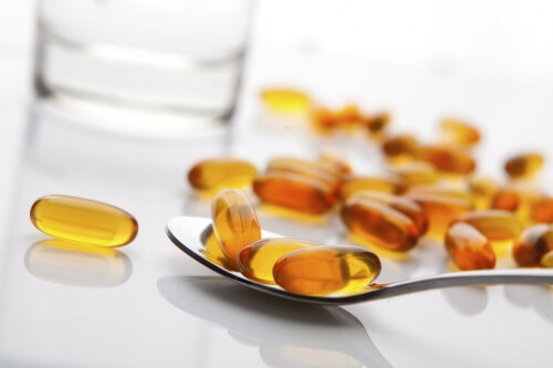 You can try to use Vitamin C to lighten your hair.
