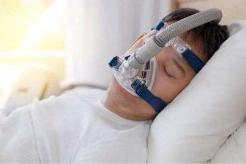 Een man met een ademhalingsapparaat terwijl hij slaapt.