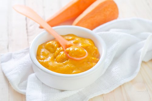 Cream with carrots and natural yogurt helps reduce dark spots on the skin